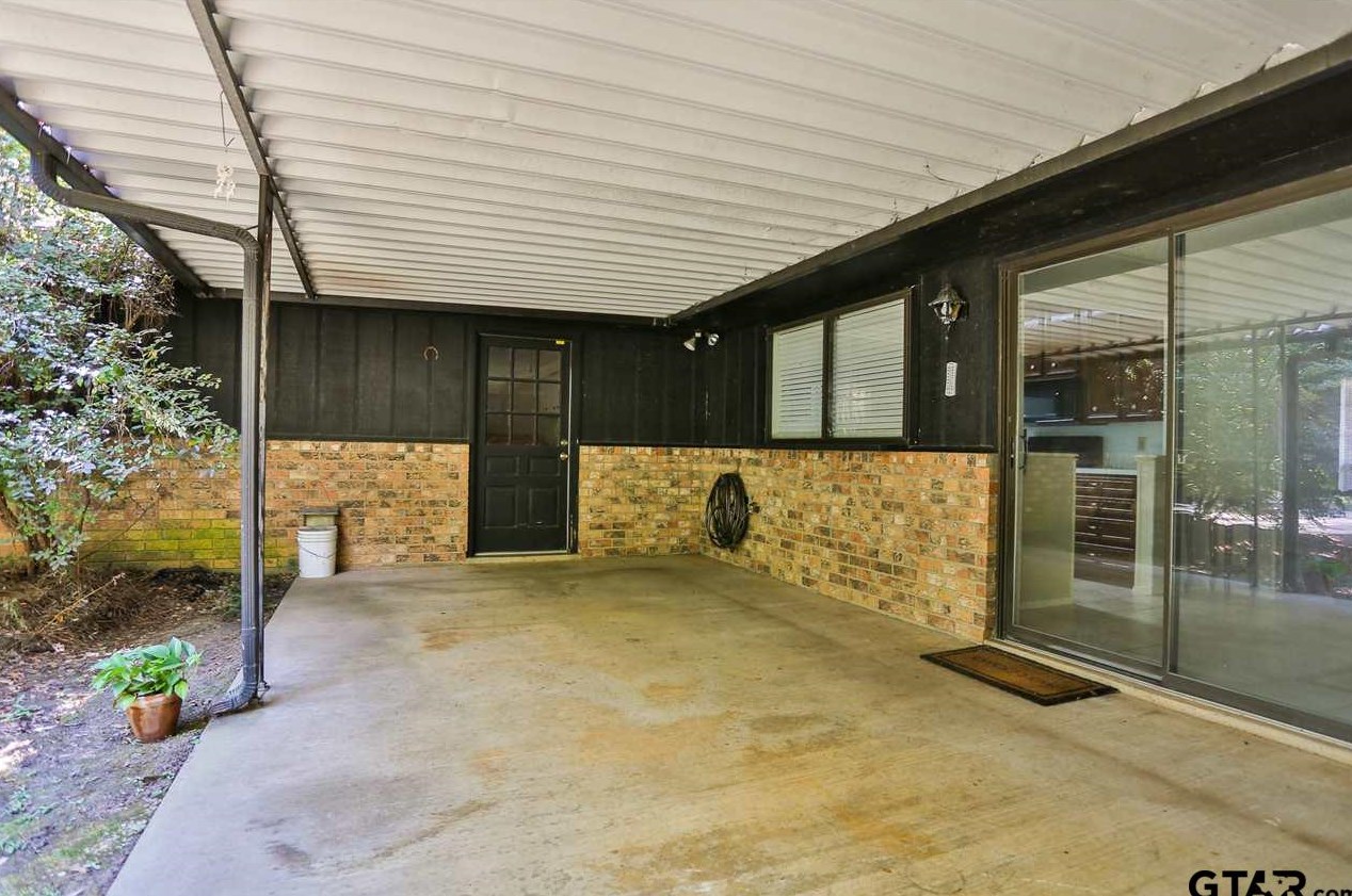 1524 Timber Creek Dr, Tyler TX  75703-4001 exterior