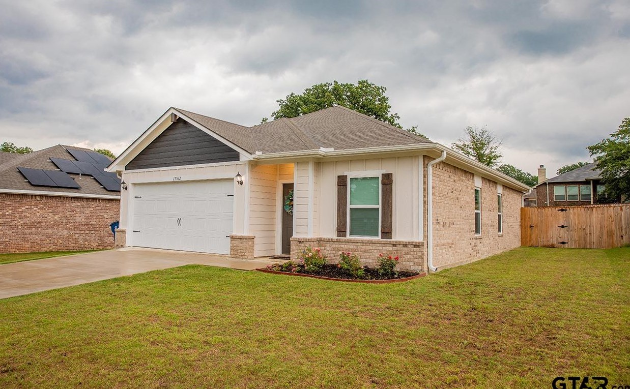 17512 Stacy St, Hide A Way, TX 75771-6334