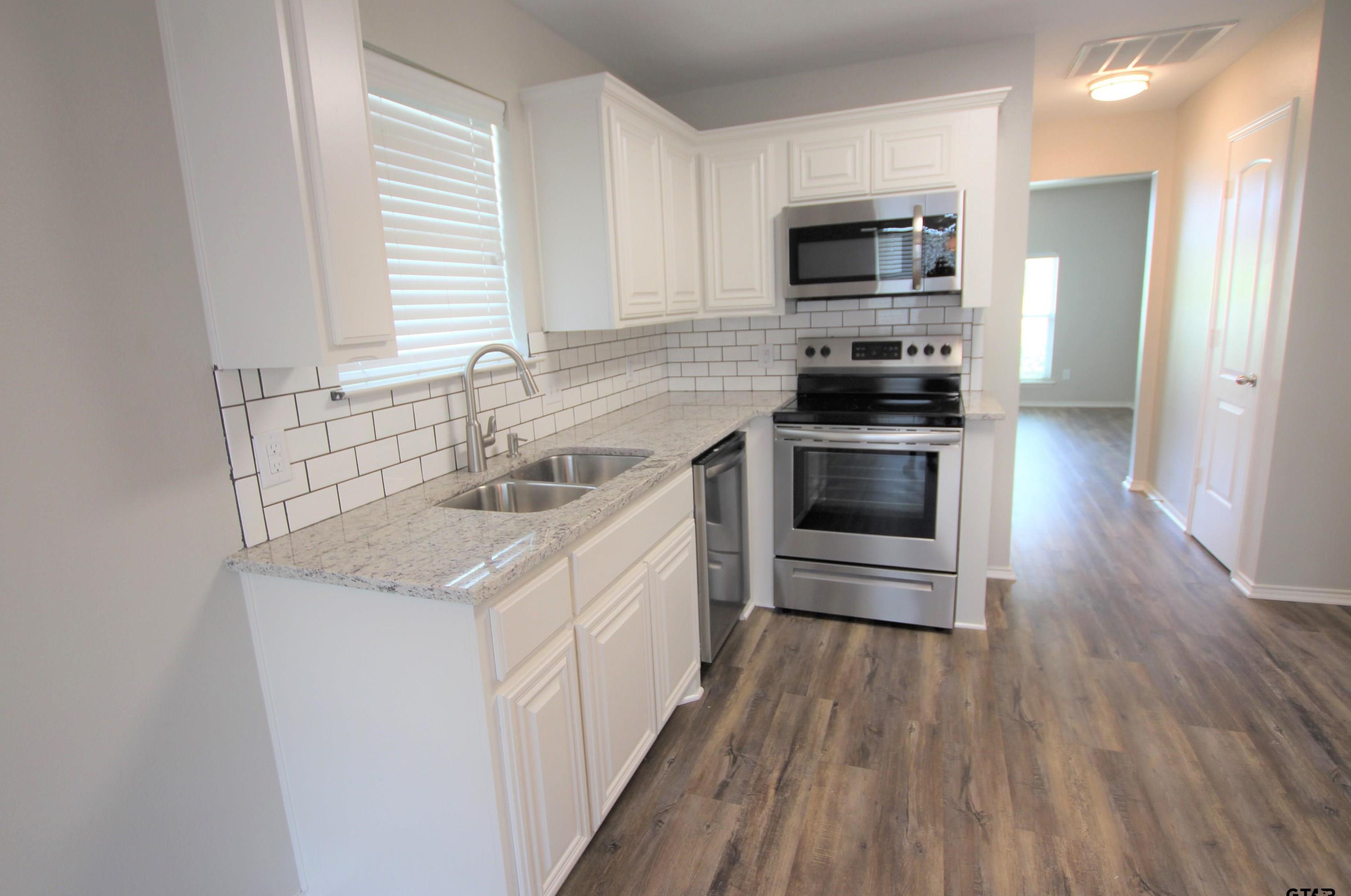 1931 Balsam Gap, Tyler TX  75703-7321 exterior