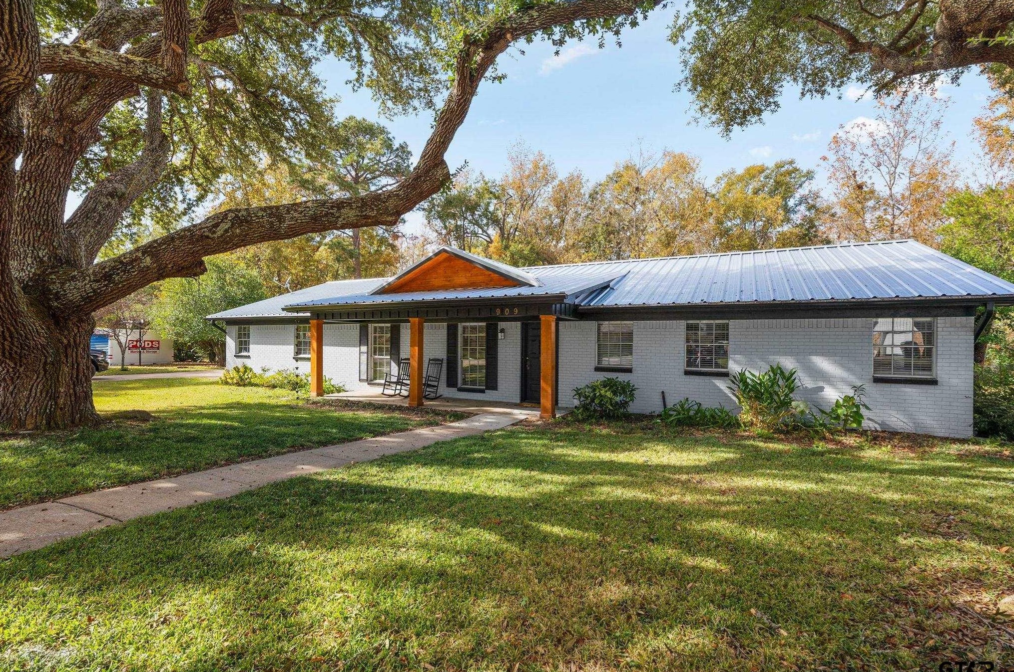 909 Trenton Dr, Tyler TX  75703-1142 exterior