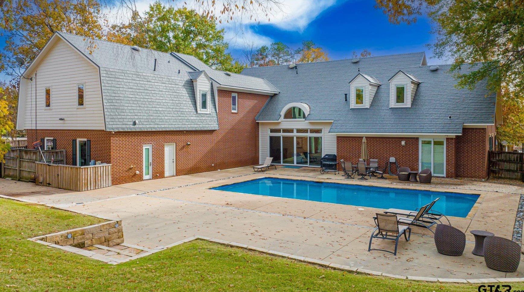 3 Lakeside Dr, Longview, TX 75604-2890