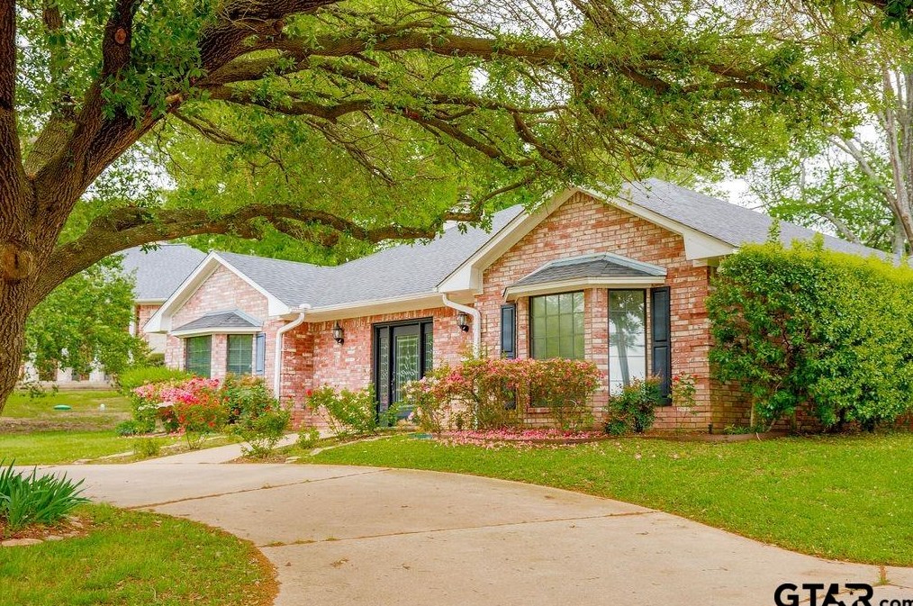 318 Lone Star Ln, Hide A Way, TX 75771-5226