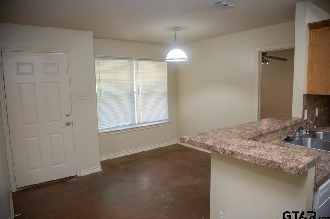 2648 Westminster Dr, Tyler, TX 75701-6206