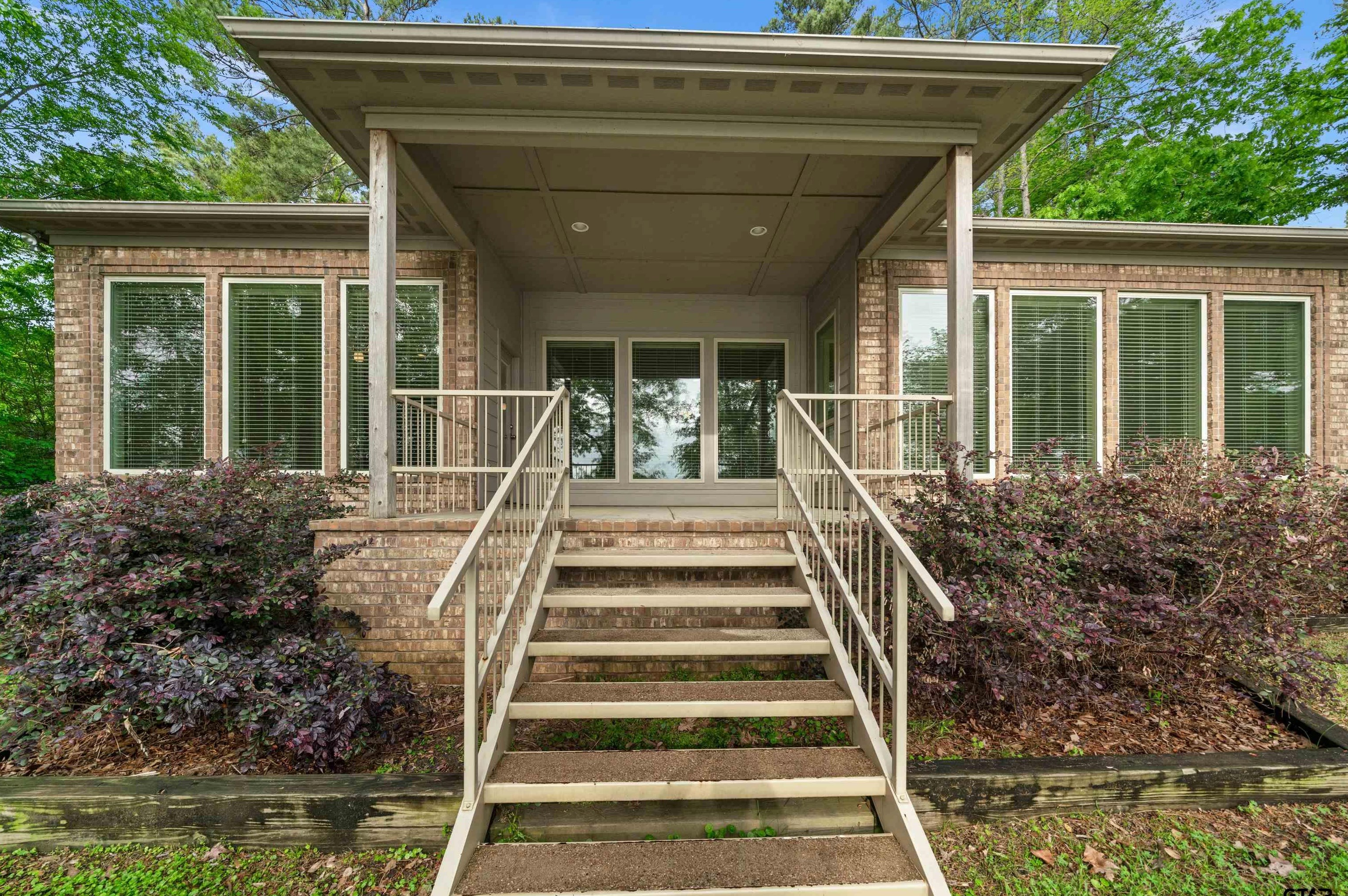 2310 W Lake Dr, Gladewater, TX 75647
