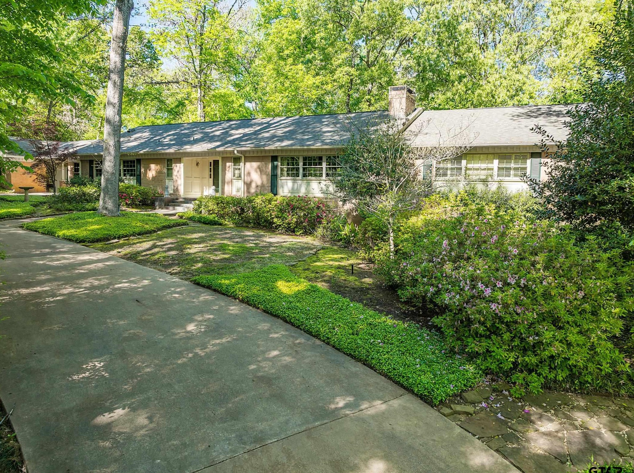 221 Glenwood Dr, Palestine, TX 75801