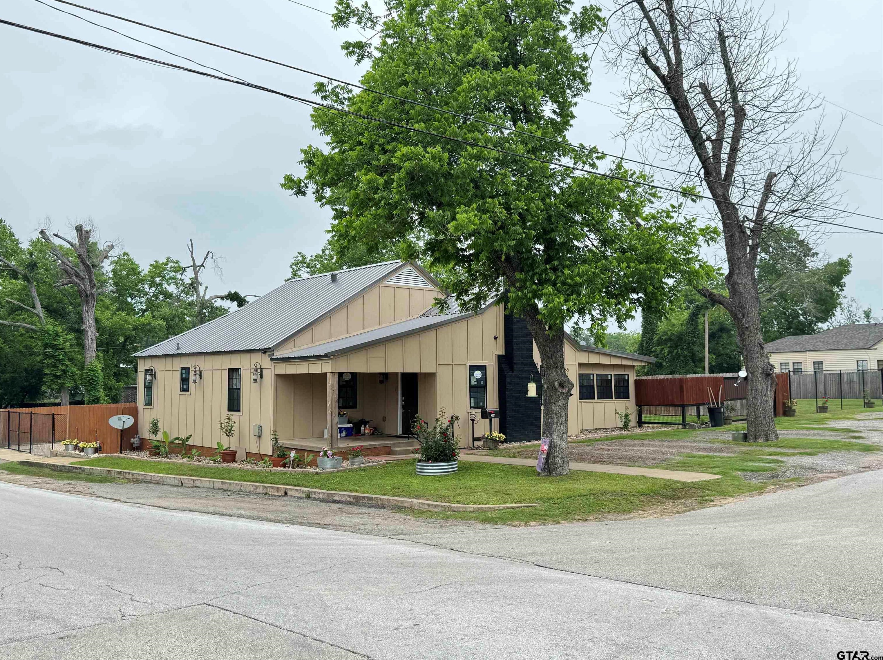216 Rogers Ave, Henderson, TX 75654-3915