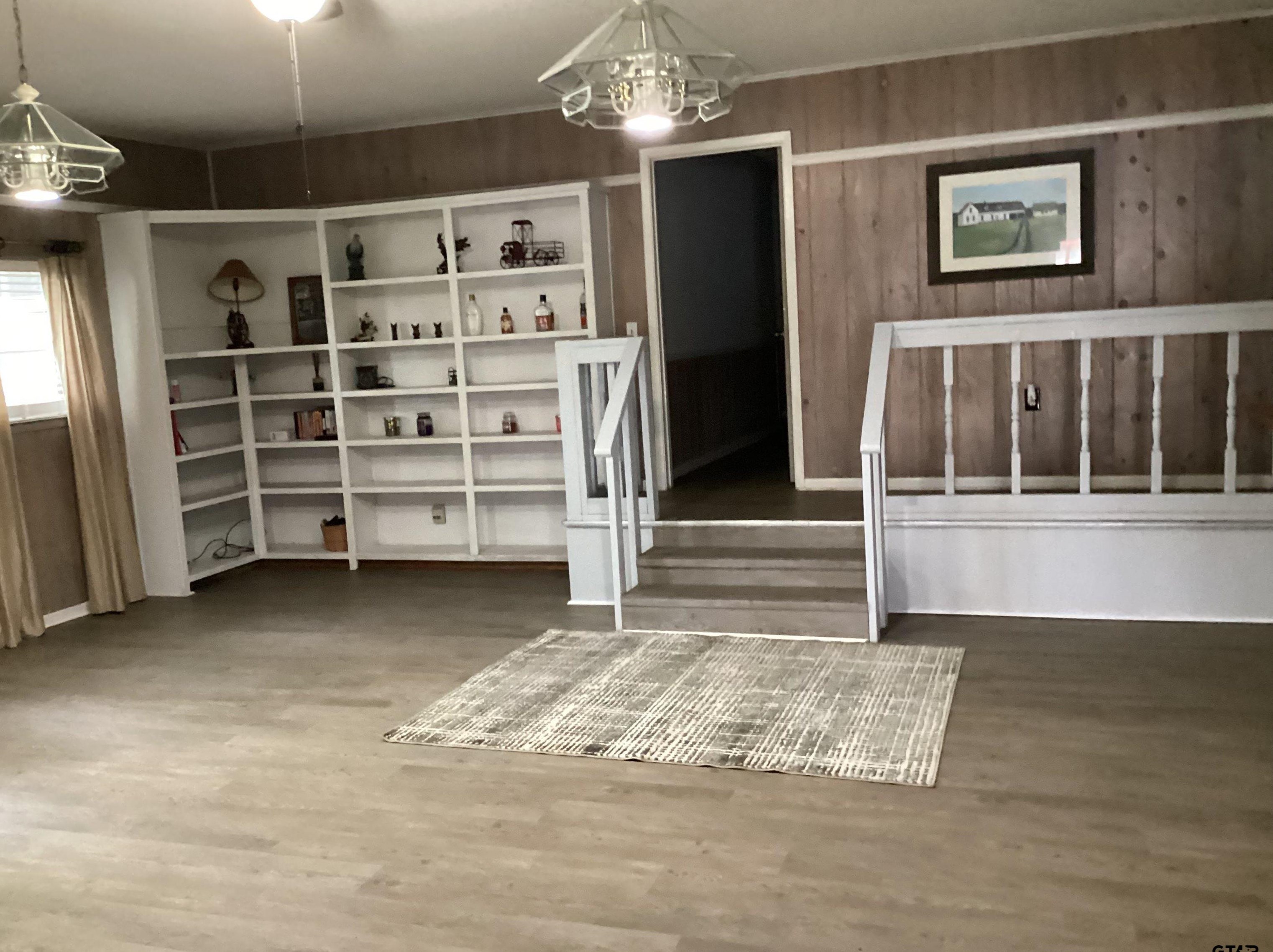 2126 W Point Tap Rd, Palestine, TX 75803