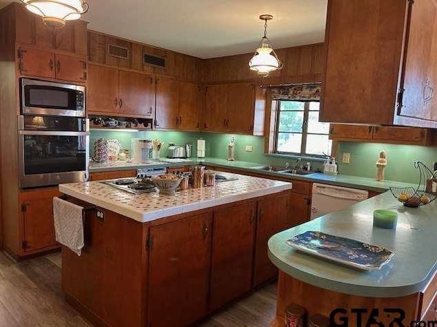 624 Marshall St, Henderson TX  75654-3955 exterior