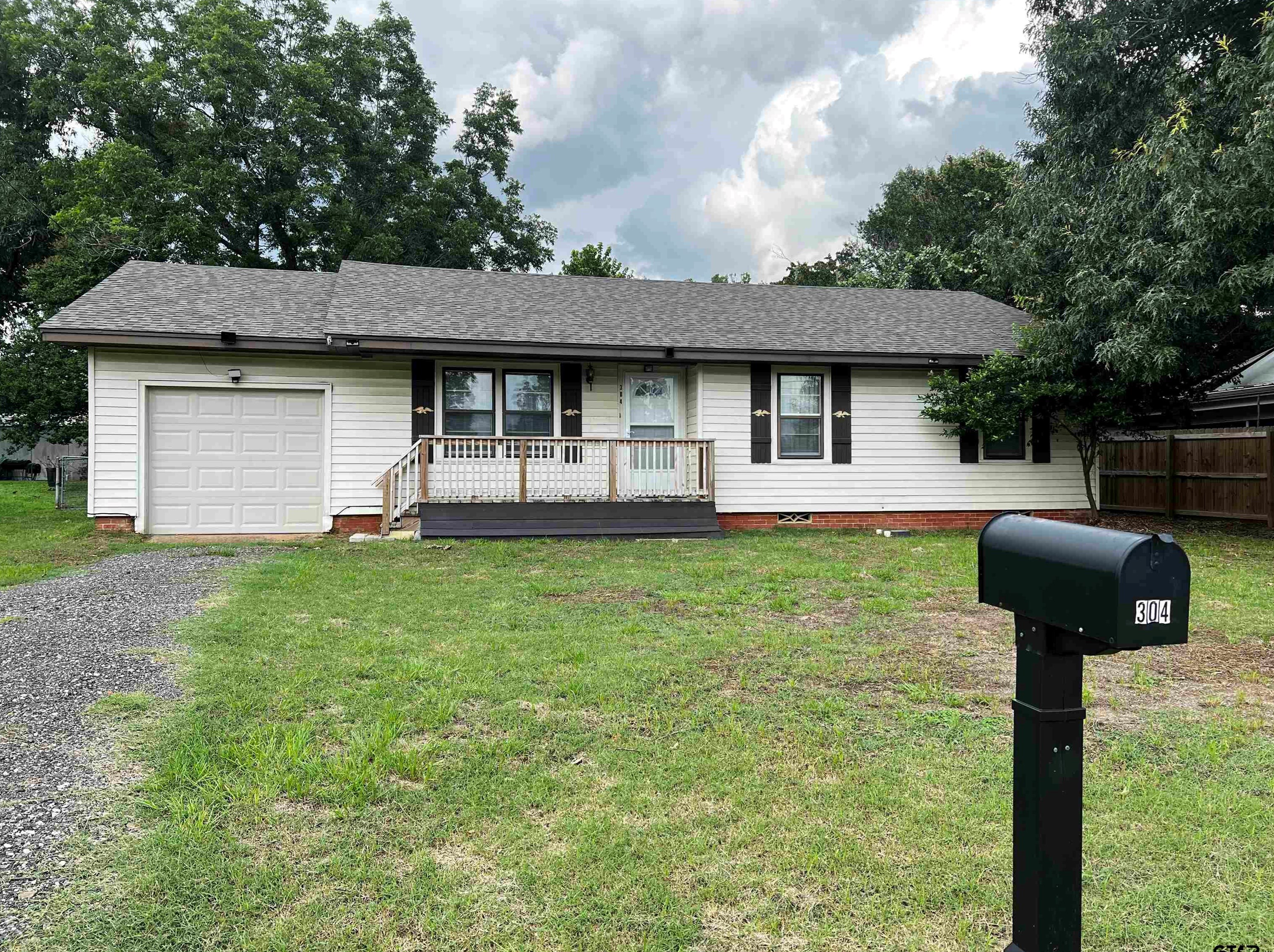 304 1st St, Palestine, TX 75803-3904