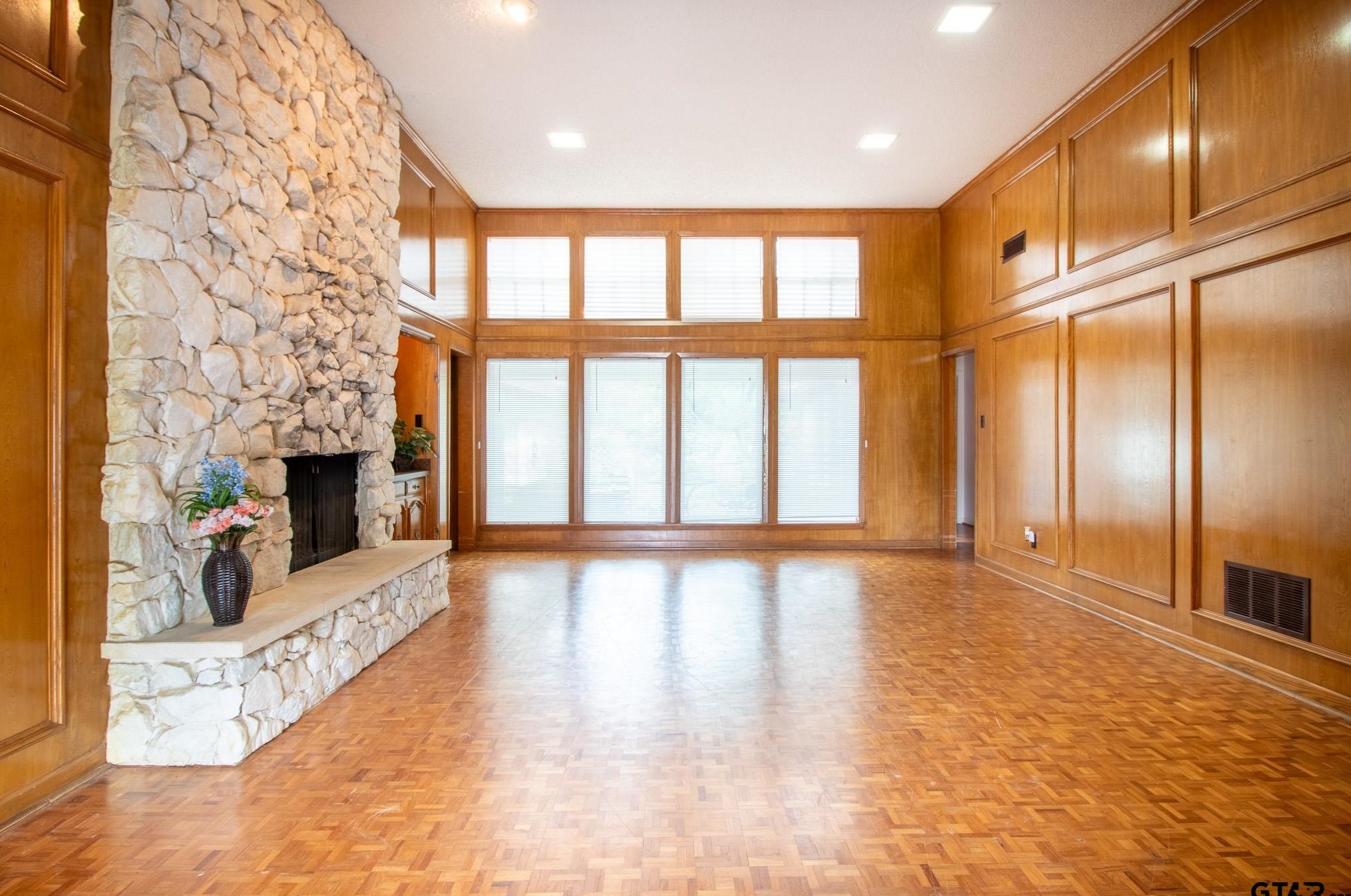 401 Woodland Hills Dr, Tyler, TX 75701