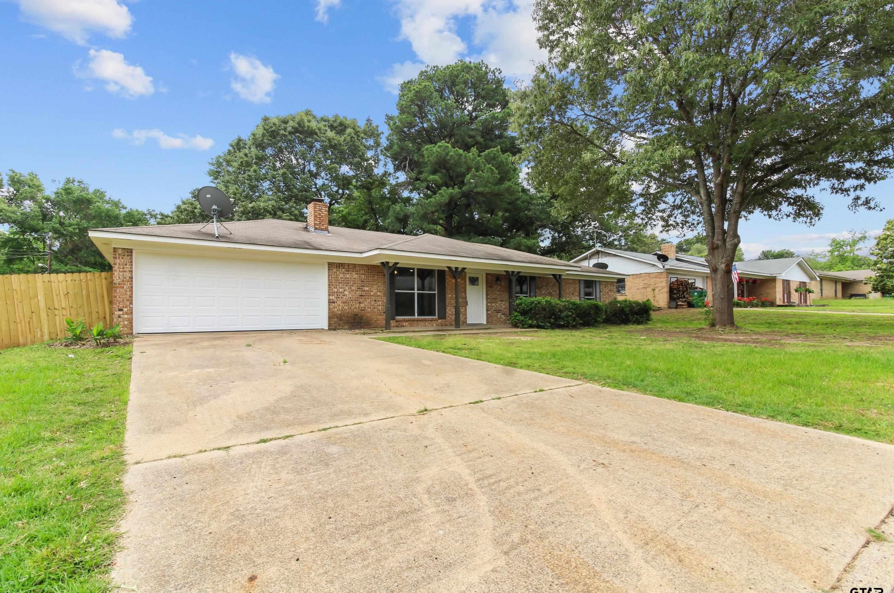 400 Middleton St, Palestine, TX 75803