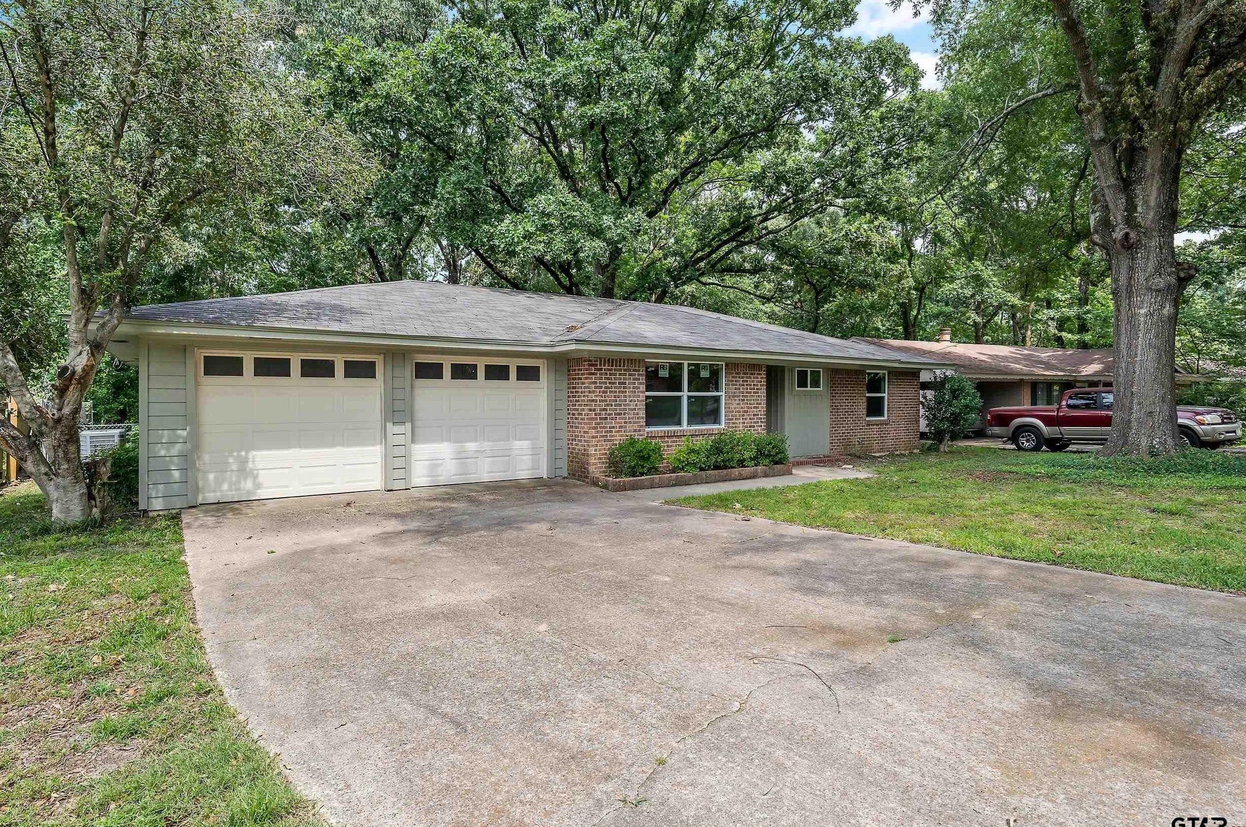 3300 Greg Ln, Tyler, TX 75701-7330