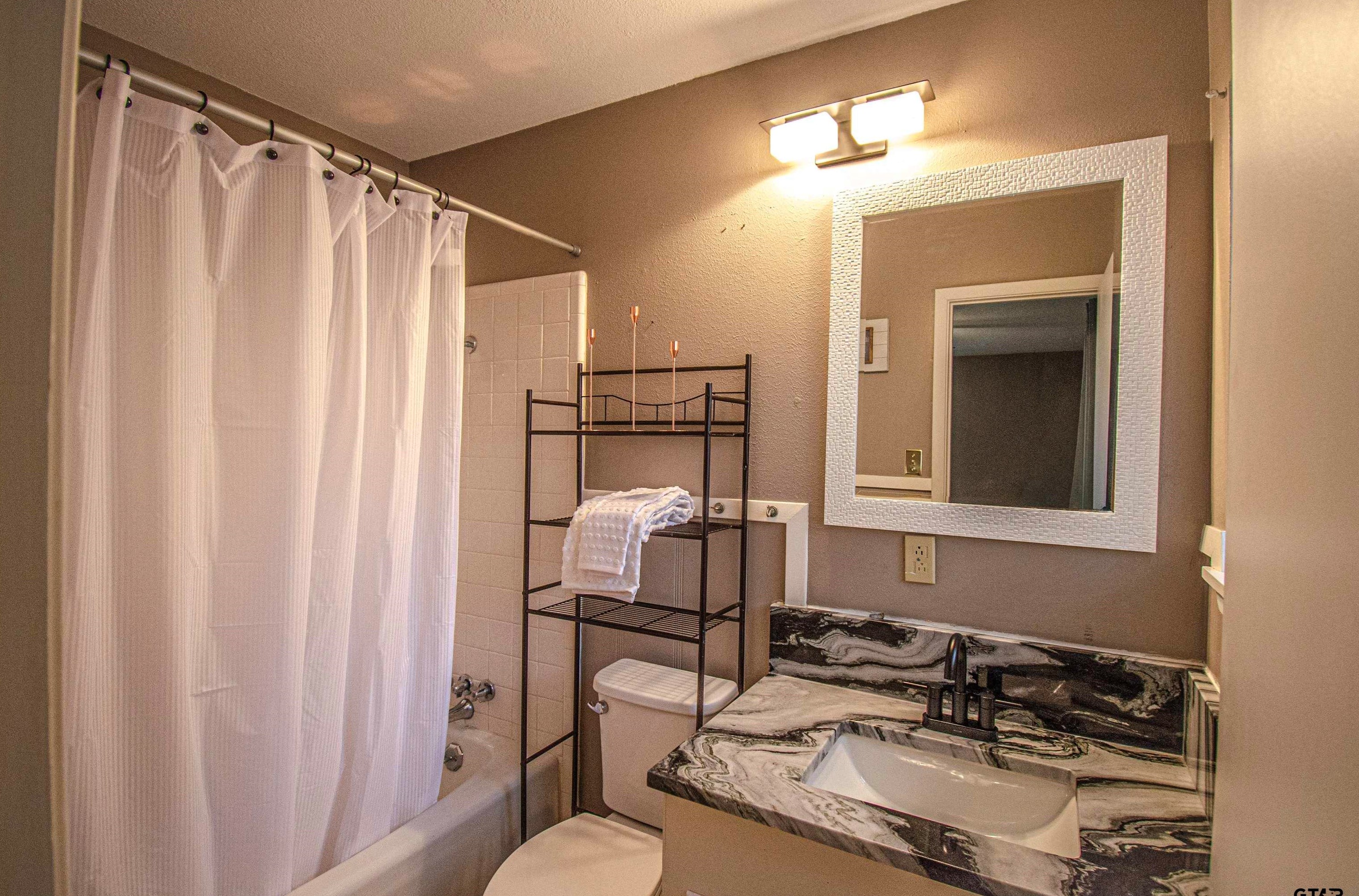 3900 Birdwell Dr, Tyler TX  75703-1601 exterior