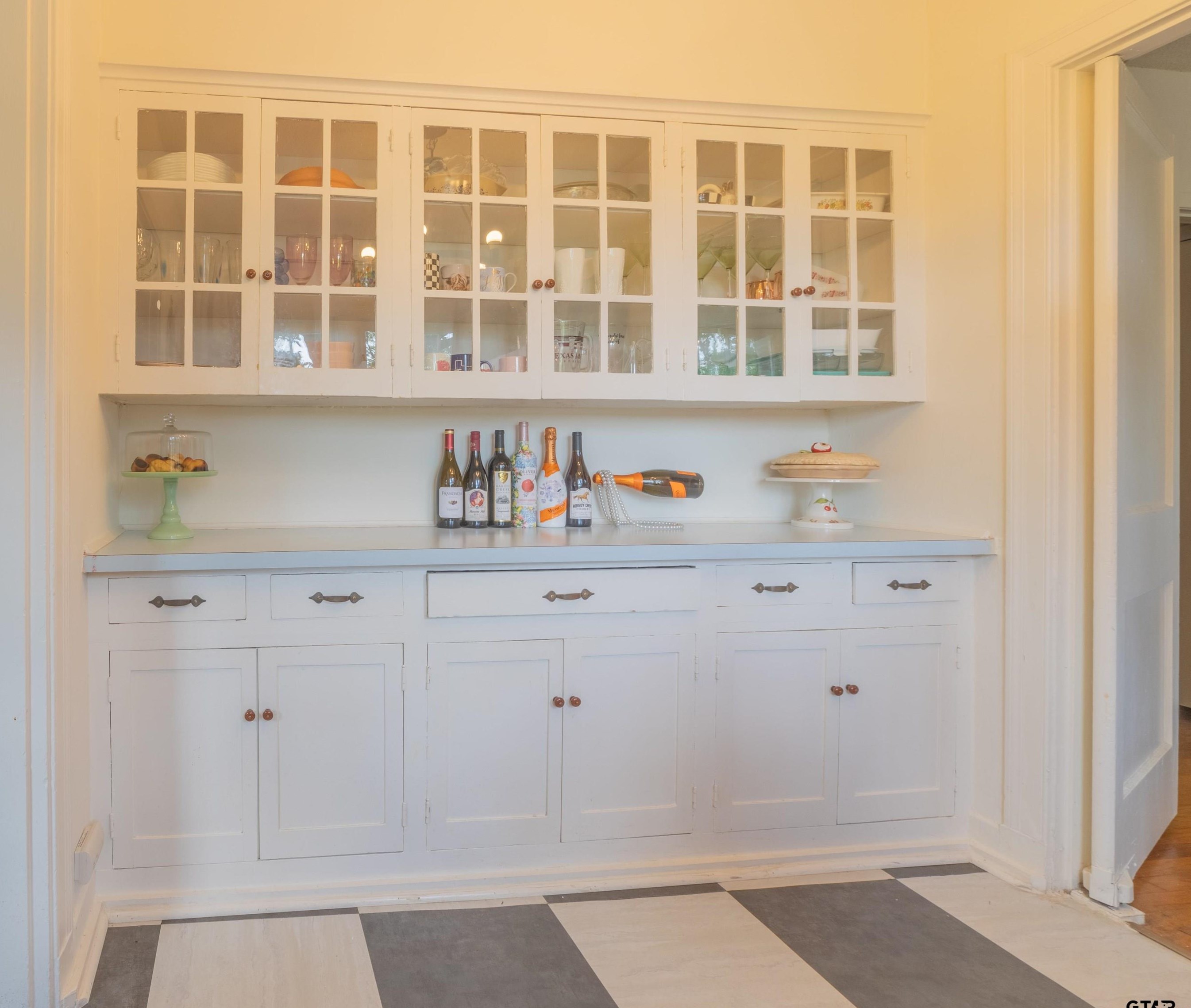 1114 Broadway Ave, Tyler TX  75701-3007 exterior