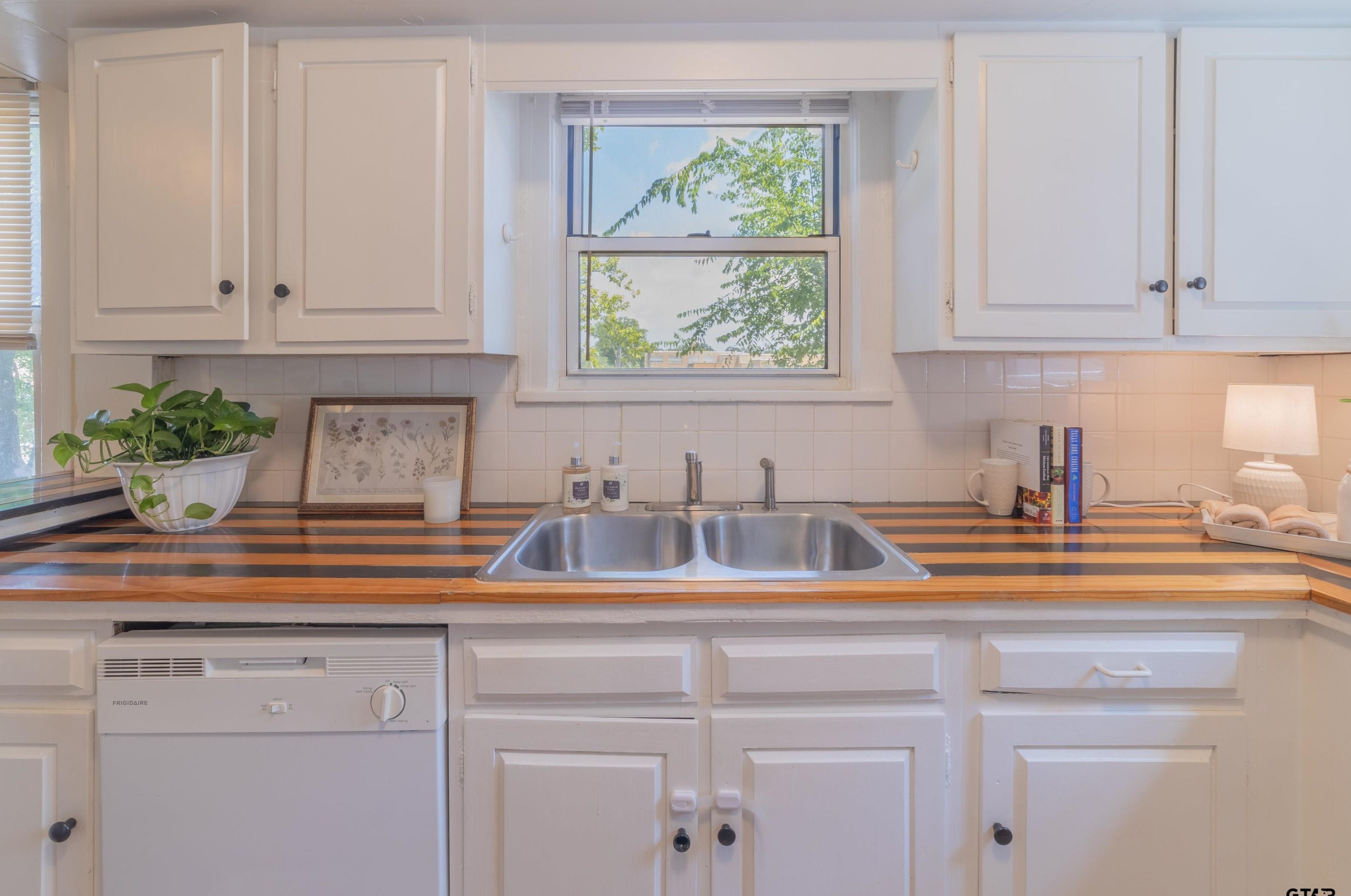 1114 Broadway Ave, Tyler TX  75701-3007 exterior