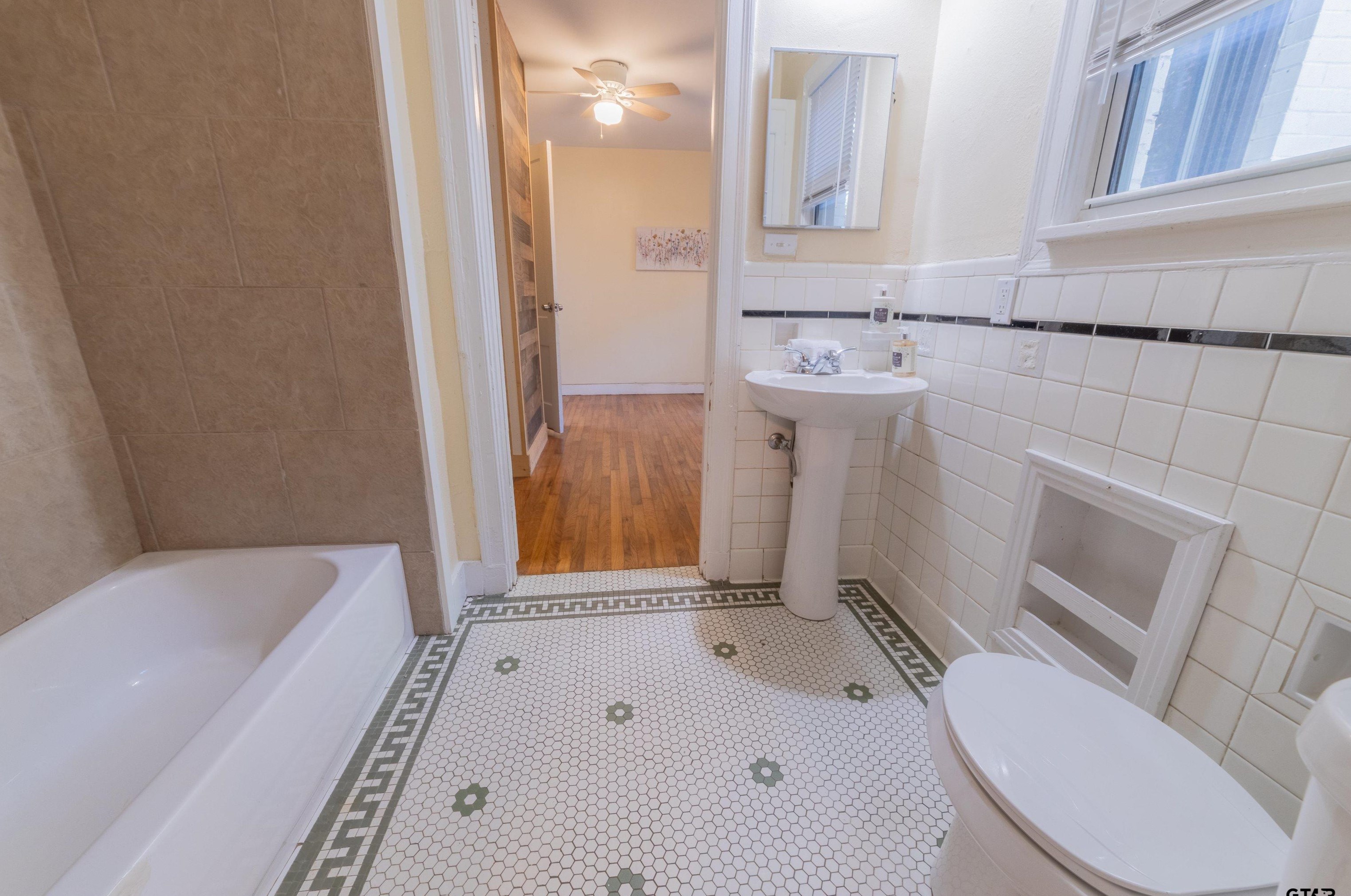 1114 Broadway Ave, Tyler TX  75701-3007 exterior