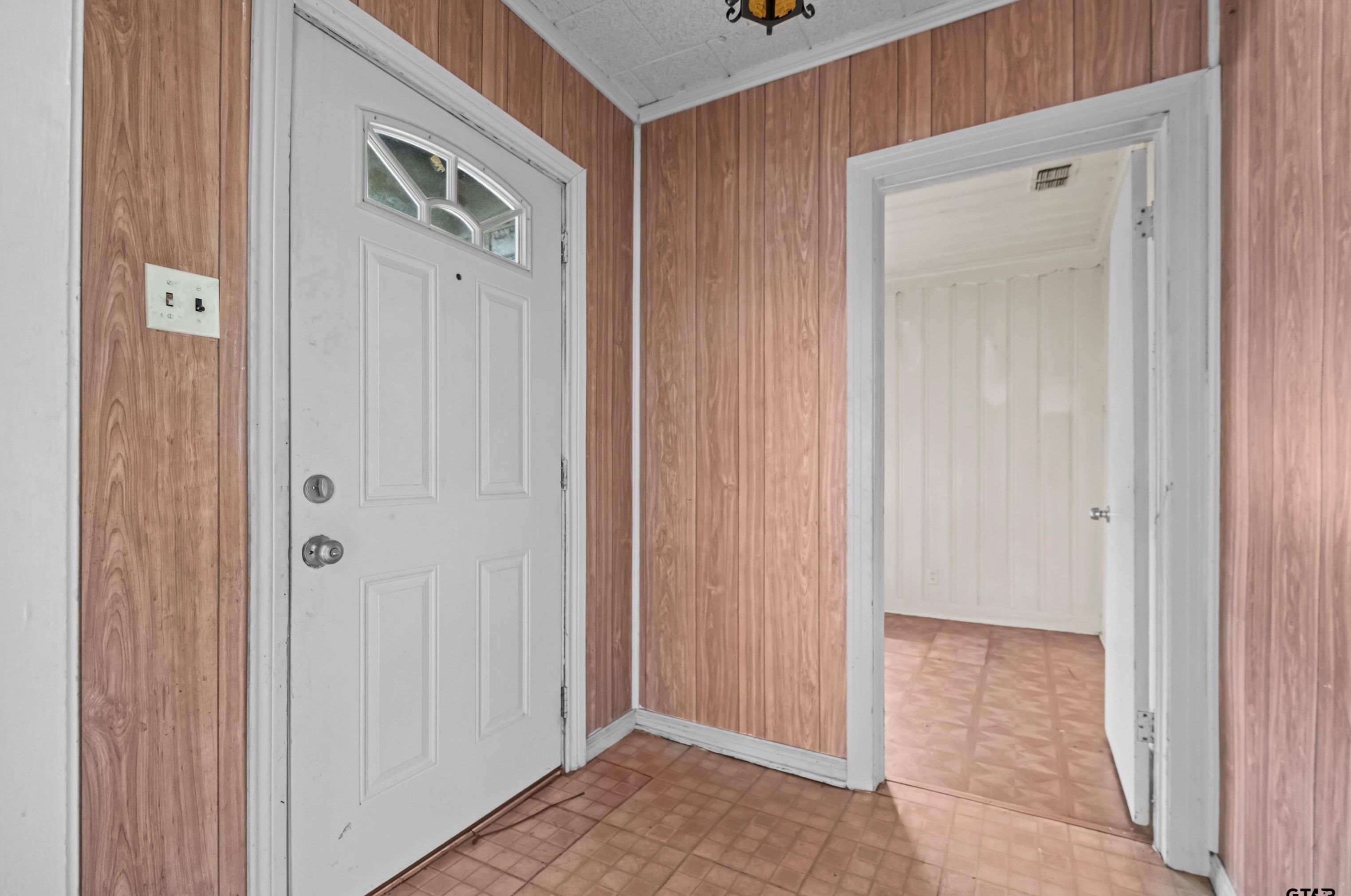 821 Meadow Ln, Tyler, TX 75702