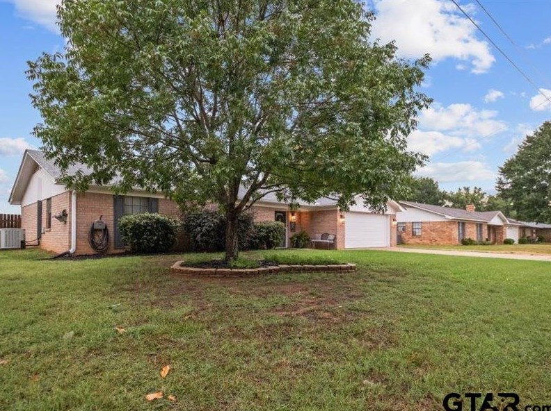 613 Chancellor Dr, Palestine, TX 75803