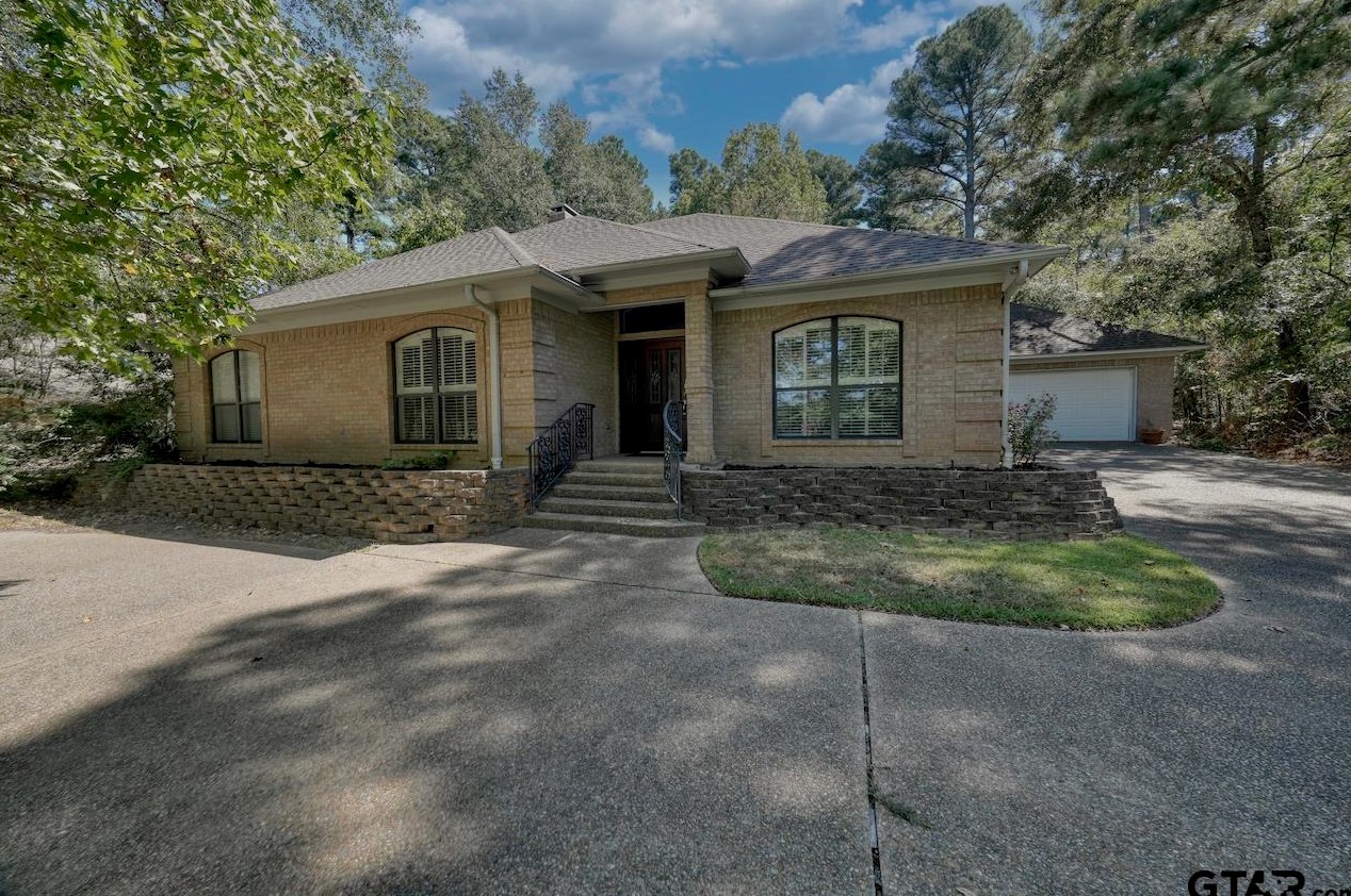 635 Hideaway Ln E, Hide A Way, TX 75771