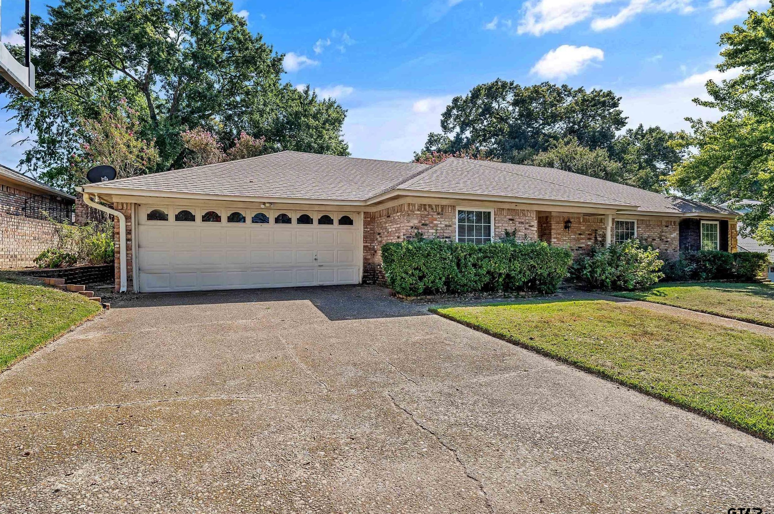 812 Meadow Creek Dr, Tyler, TX 75703