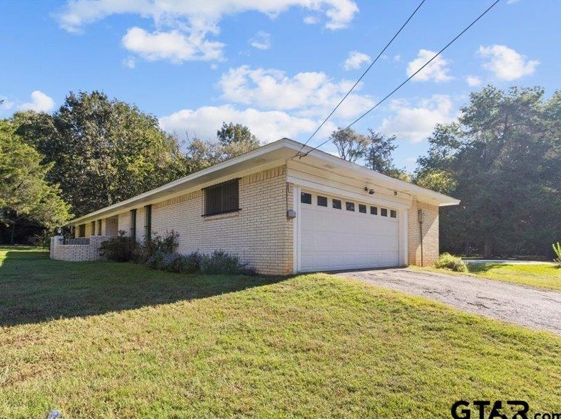 213 Seminole Dr, Palestine, TX 75801