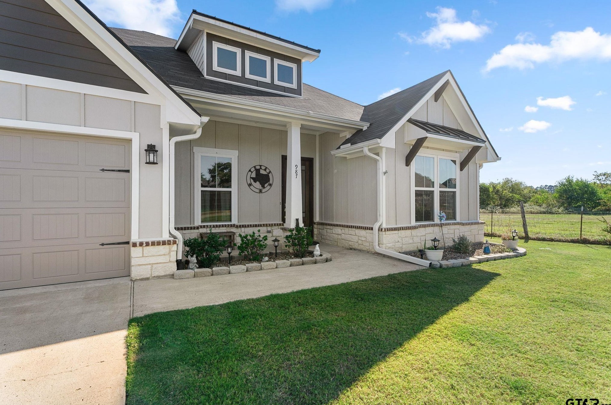 987 Adams, Chandler, TX 75758