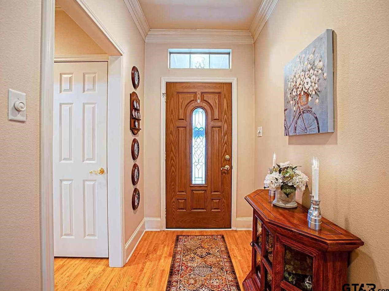 1912 Hollyglen Dr, Tyler, TX 75703