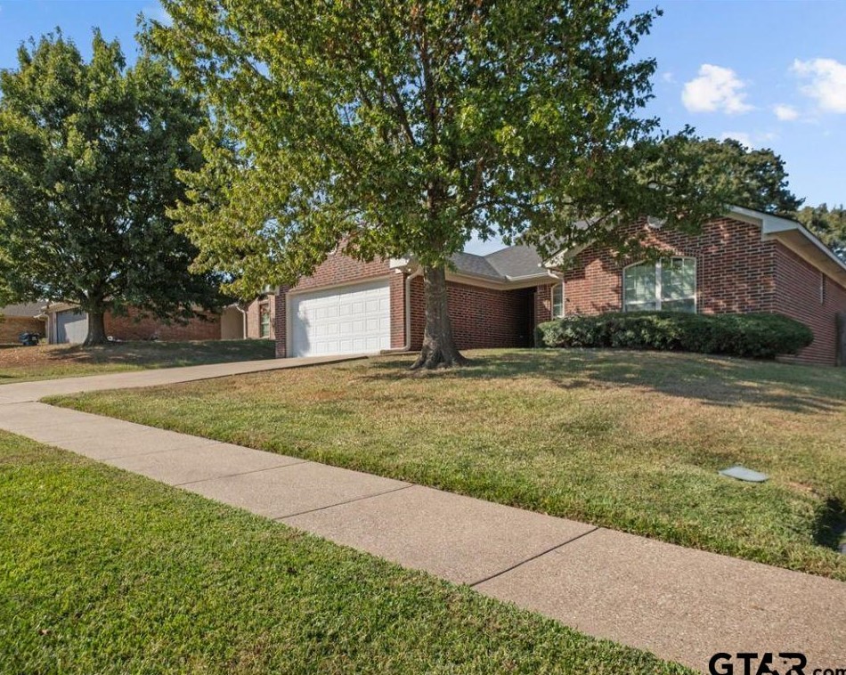 11230 Triple Crown Dr, Flint, TX 75762