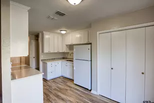 301 1st St, Palestine, TX 75803 - Photo 6