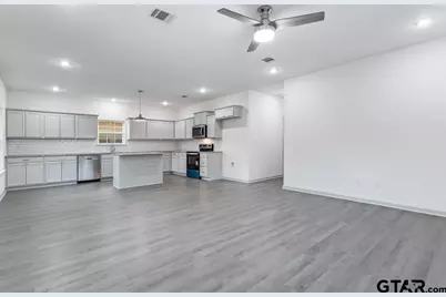 214 W Hurley Ave, Gladewater, TX 75647 - Photo 8