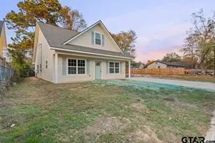 214 W Hurley Ave, Gladewater, TX 75647 - Photo 2