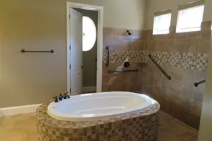 954 La Vista Dr, Tyler, TX 75703 - Photo 6