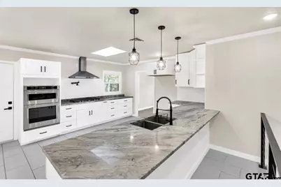 2425 Oak Ln, Tyler, TX 75701 - Photo 10