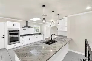 2425 Oak Ln, Tyler, TX 75701 - Photo 10