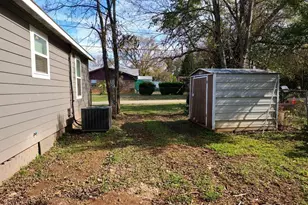 402 W Carolina St, Palestine, TX 75803 - Photo 36