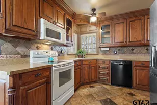 205 N Henry St, Lindale, TX 75771 - Photo 12