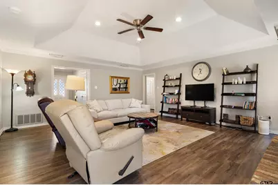 704 Becky Dr, Tyler, TX 75703 - Photo 4