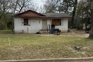 1108 W Noble St, Troup, TX 75789 - Photo 2