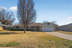 608 Craig Dr, Palestine, TX 75803 - Photo 1
