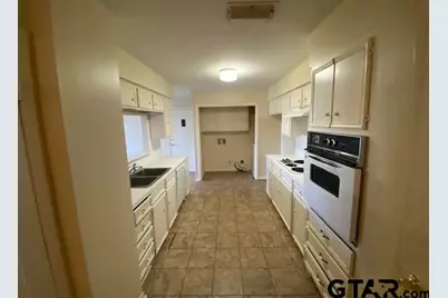 5700 Foxcroft, Tyler, TX 75703 - Photo 2