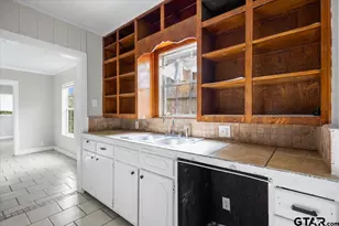 917 W Shaw St, Tyler, TX 75701 - Photo 10
