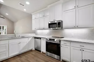 304 E Cottonwood, Overton, TX 75684 - Photo 6