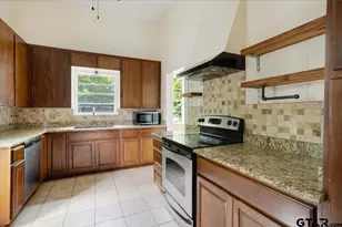 310 E 3rd St, Mt Pleasant, TX 75455 - Photo 10