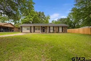 407 York Dr, Lindale, TX 75771 - Photo 2