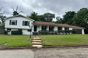 706 Inwood Dr, Palestine, TX 75801 - Photo 1