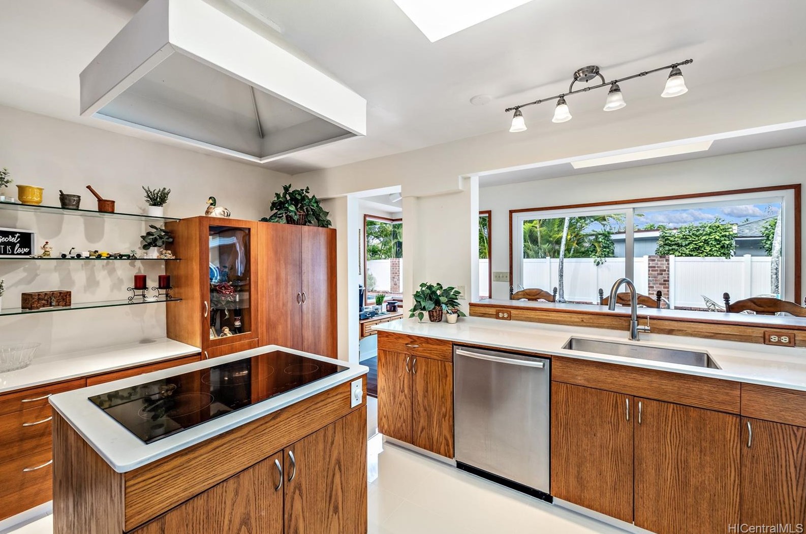 1203 Kainui Dr, Kailua HI  96734-1934 exterior