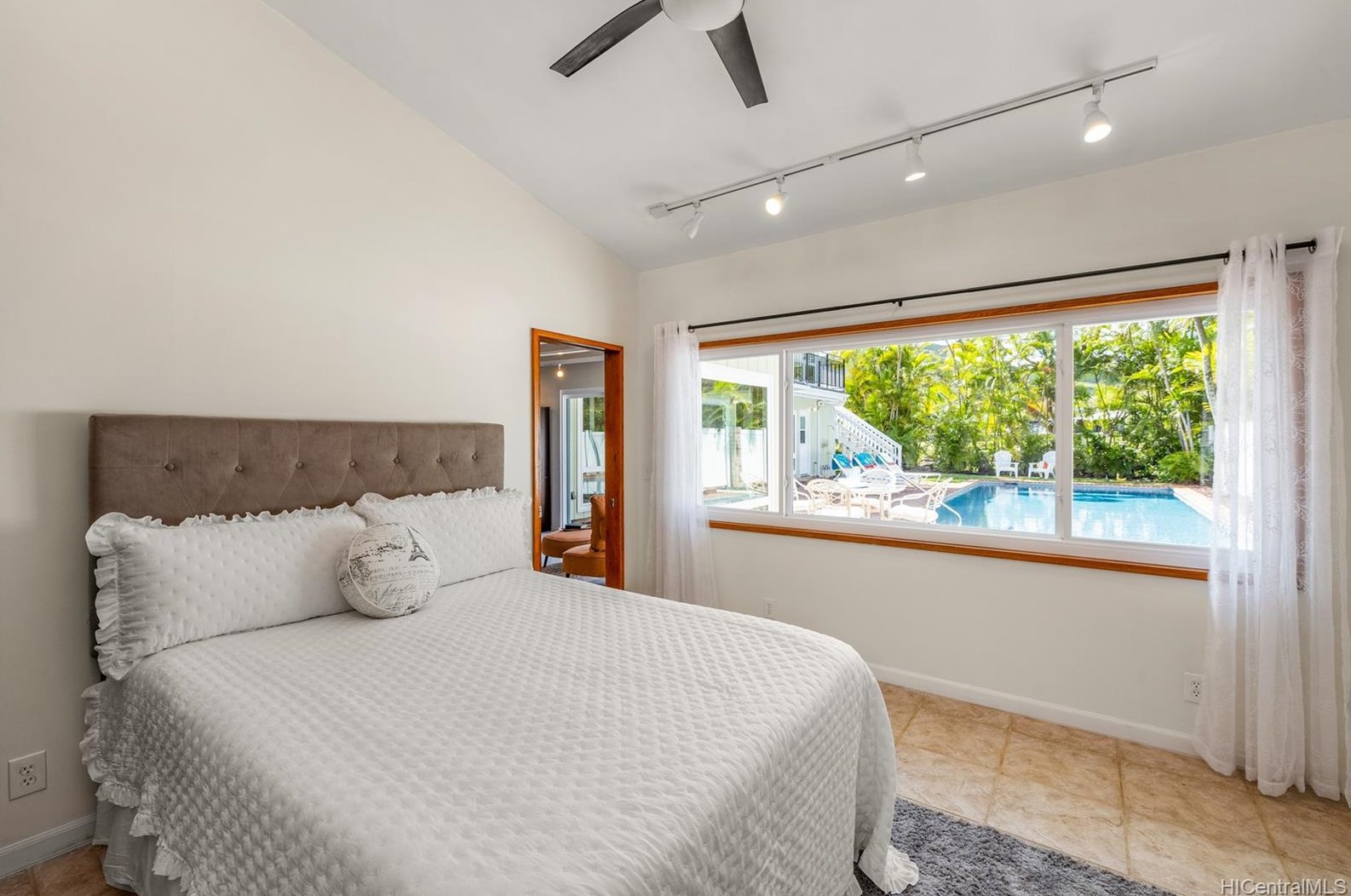 1203 Kainui Dr, Kailua HI  96734-1934 exterior