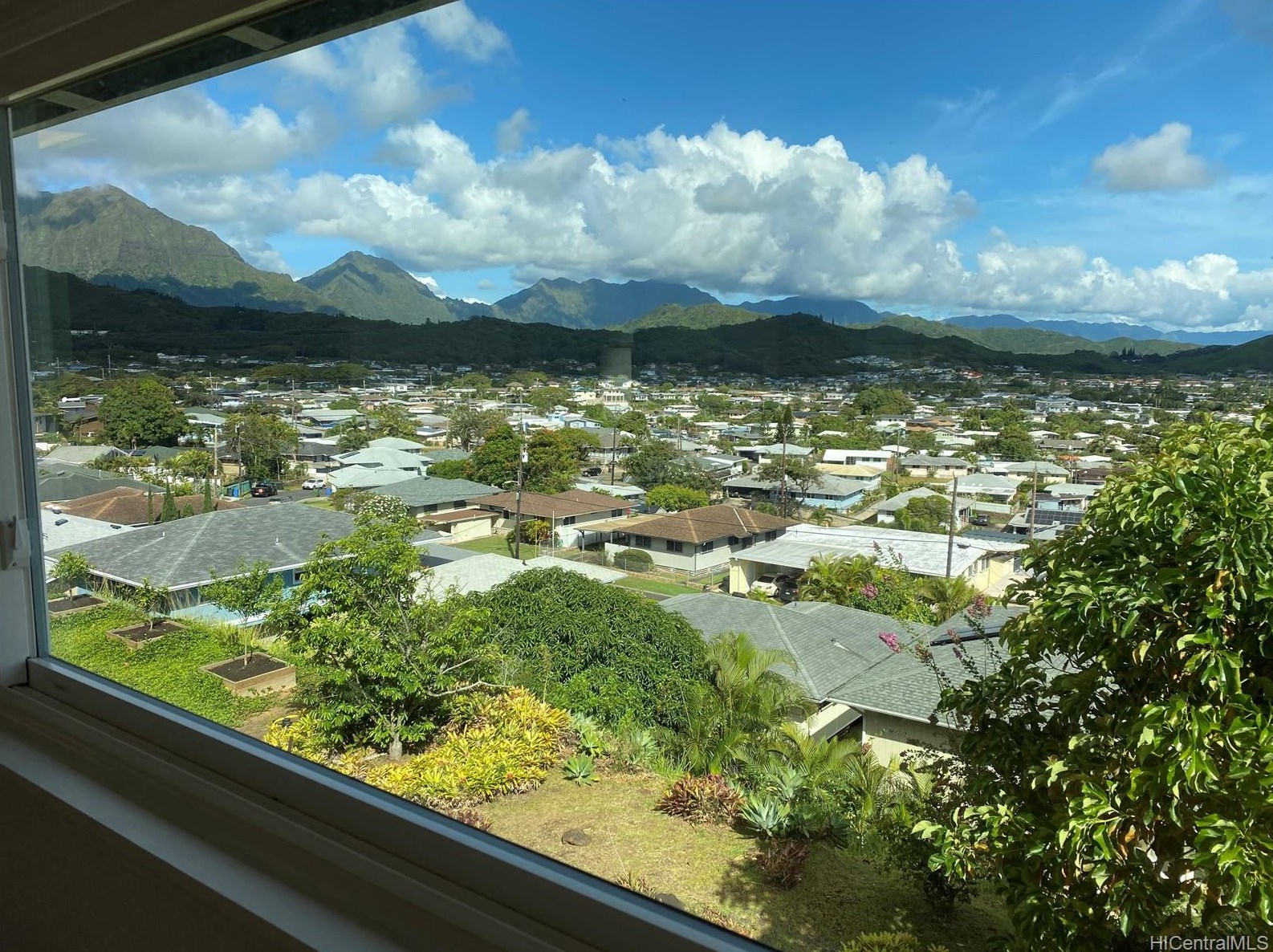 1306 Aupapaohe St, Kailua, HI 96734-4138