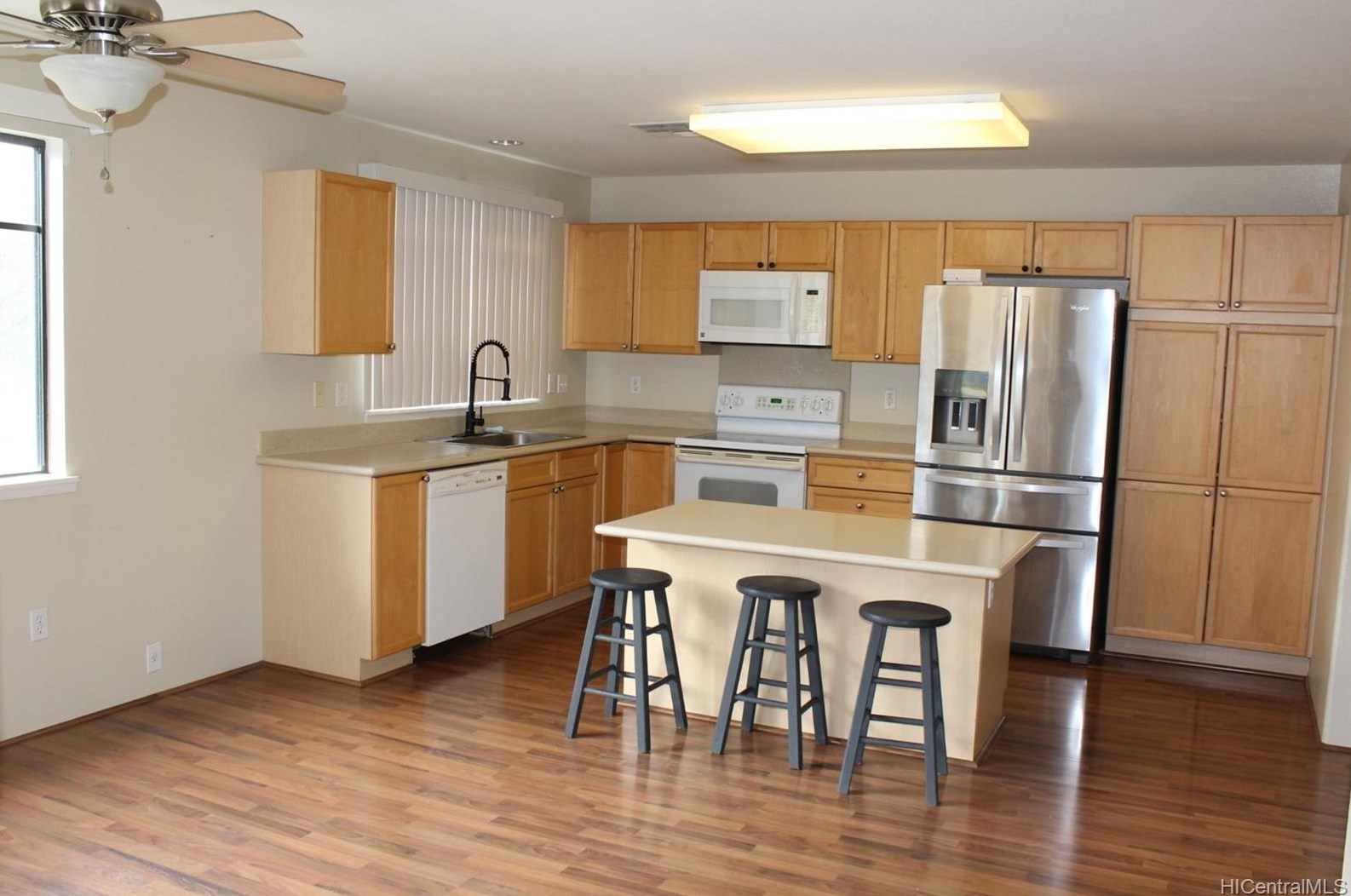 94-1136 Hoohele St, Waipahu, HI 96797-4762