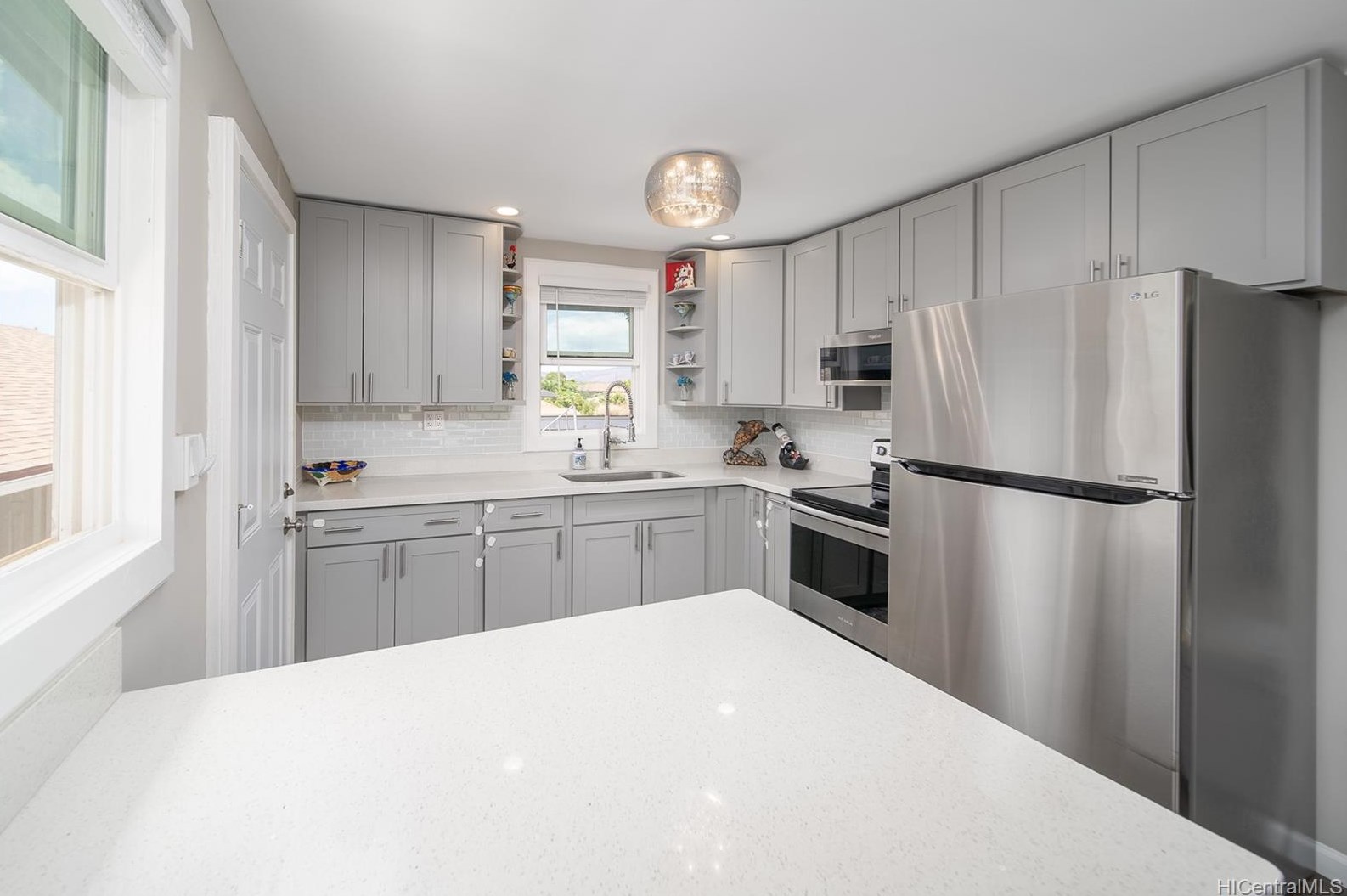 94053 Awamoku St, Waipahu, HI 96797-3242